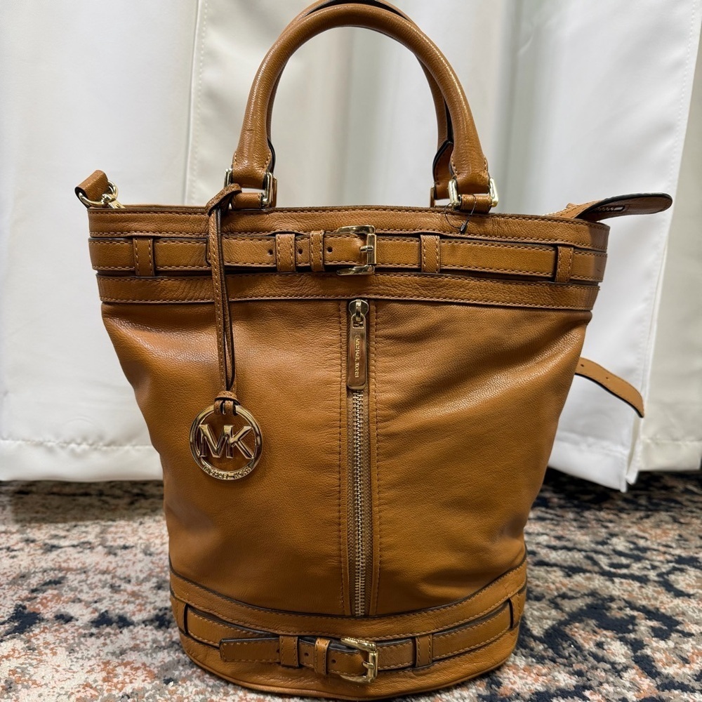 MICHAEL Michael Kors ‘Kingsbury’ Large Bucket Tote in Tan Leather - Picture 4 of 13
